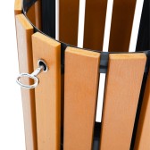 Zoom sur la serrure de la Poubelle extérieure ronde en bois composite 30 L
