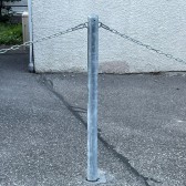 Photo en situation de potelet en acier galvanisé à crochets diam. 76mm