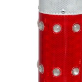 Zoom sur le poteau de parking rouge et blanc à LED