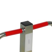 Vue rapprochée de la barrière de parking rabattable à serrure