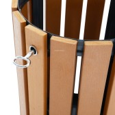 Vue de la serrure de la poubelle extérieure ronde aspect bois